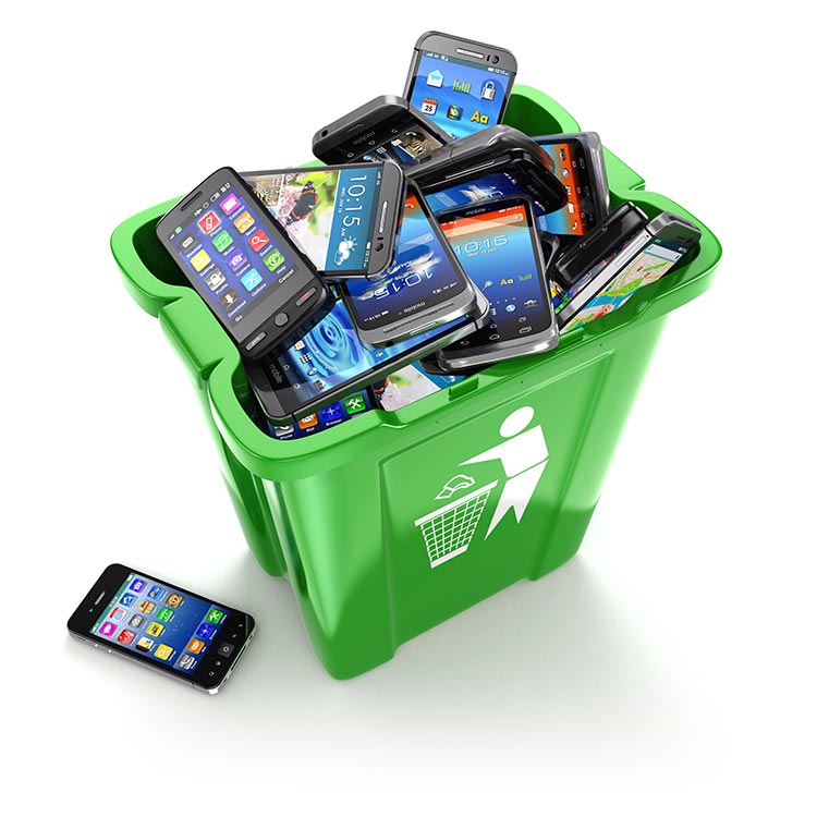 Alte Handys in einer grünen Recycling-Tonne